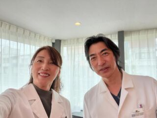 休診日の木曜は青山小学校の就学時検診。

移転してからとても近くなった学校へ
みんなでてくてく移動します

お隣の青山保育園をすぎると
煉瓦造りの素敵な建物
「盛岡ふれあい覆馬場プラザ」

明治時代に屋内の兵馬の訓練場として建築された
歴史ある建物で、今は各種イベント会場として利用されています。

それにしてもお子さんのむし歯は減りましたね。
定期メインテナンスの普及と親御さんの意識の変化かと思います。

一方で、一人で何本も虫歯になっているお子さんも。個別のケアが必要です。

しかし虫歯は減っても、歯並びや噛み合わせに問題のあるお子さんはどんどん増えている、と検診のたびに思います。

小さなうちに、芽を摘んであげることが大事です。

#盛岡市　
#就学時検診の前に写真撮影
#予防歯科
#小児矯正
#MRC矯正
#インビザライン
#インビザラインファースト
#歯並び
#定期メインテナンス
#いわて銀河鉄道青山駅